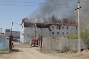 ФОТО: В Астане загорелось административное здание