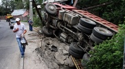 ФОТО: В Алматы грузовик с щебнем упал с моста