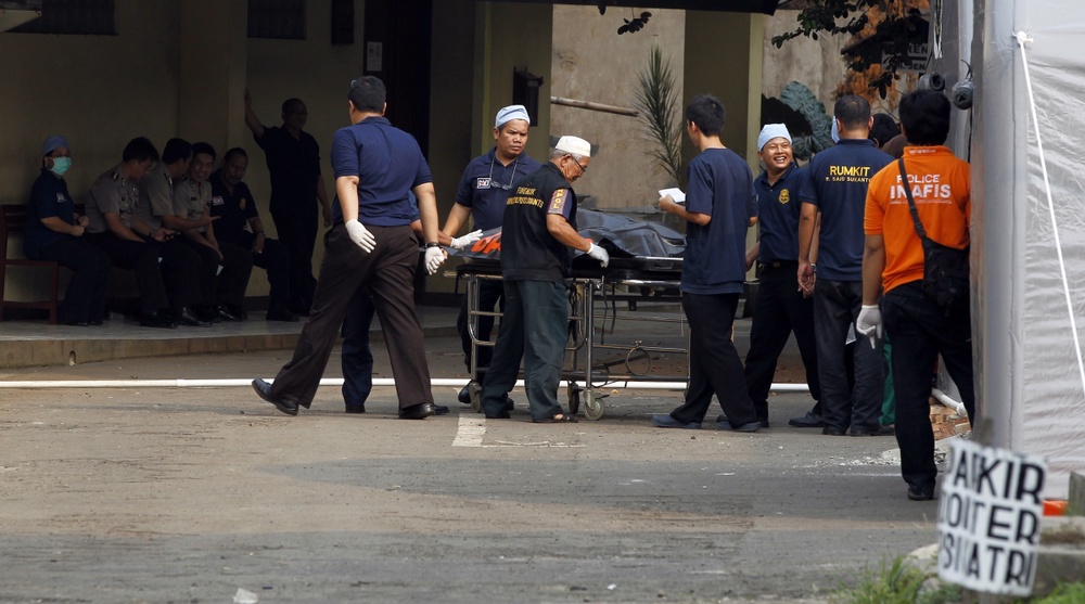 Криминалисты транспортируют останки тел погибших в результате крушения самолета SSJ-100 в Индонезии.Фото REUTERS/Enny Nuraheni