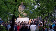 Москвичи просят власти "отселить" оппозиционеров от памятника Абаю