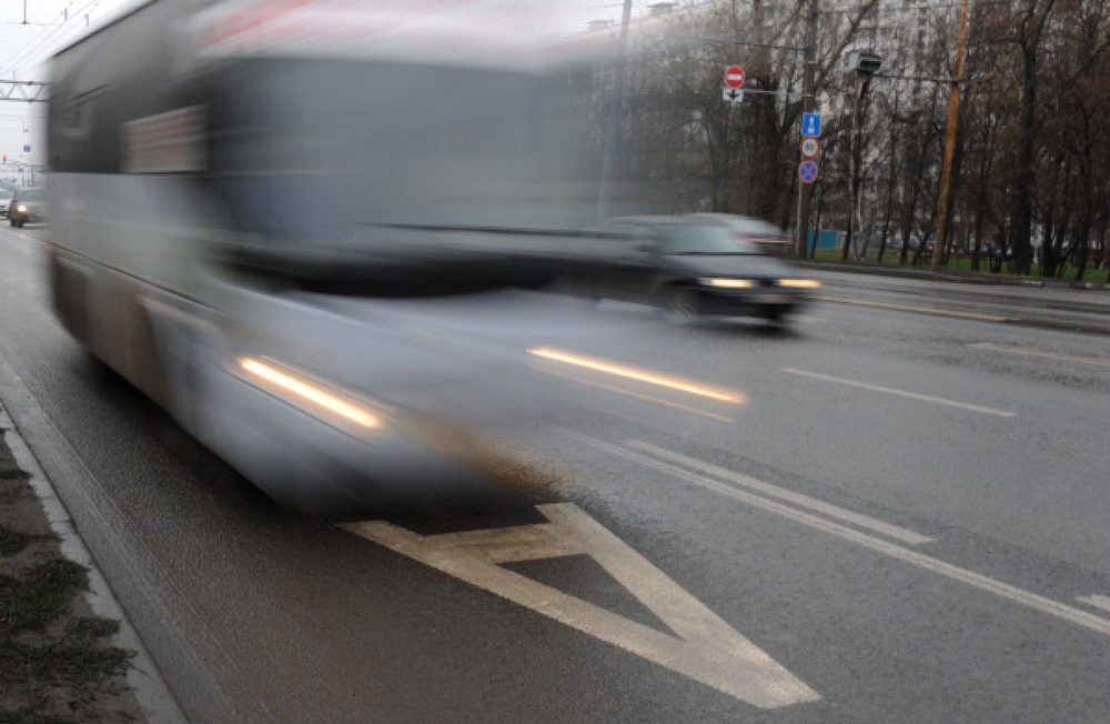 Разметка выделенной полосы для движения общественного транспорта. Фото ©РИА НОВОСТИ