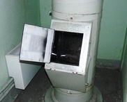 Убегавший от подруги житель Тюмени прыгнул в мусоропровод