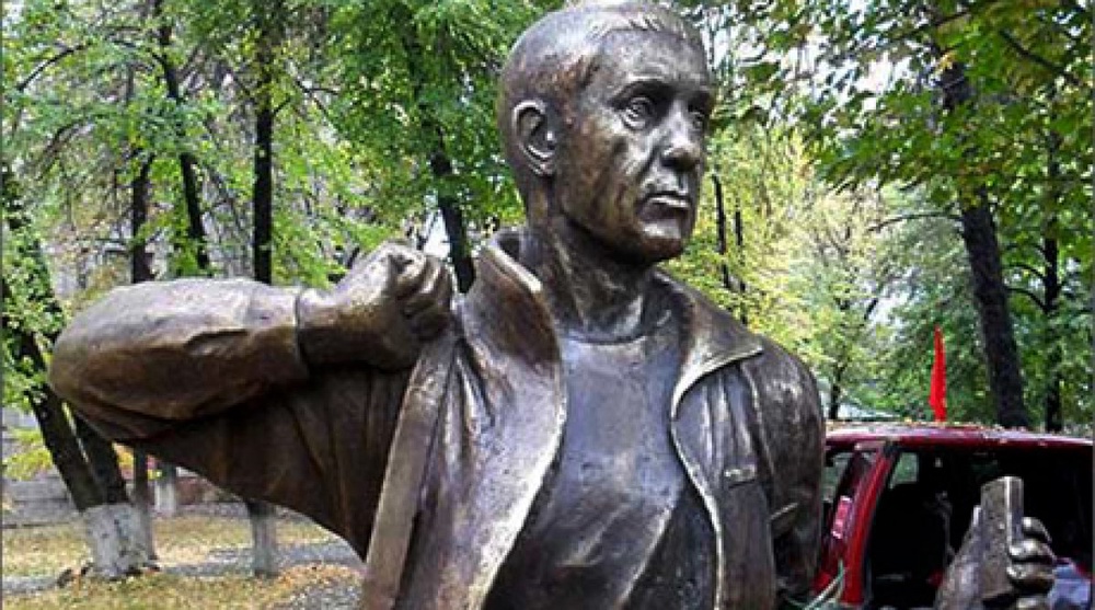 Памятник журналисту Павлюку в Бишкеке. Фото с сайта kp.ru