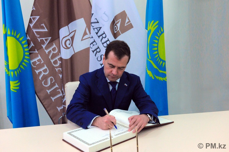 Глава правительства РФ Дмитрий Медведев делает запись в книге почетных гостей Назарбаев Университета. Фото с сайта pm.kz