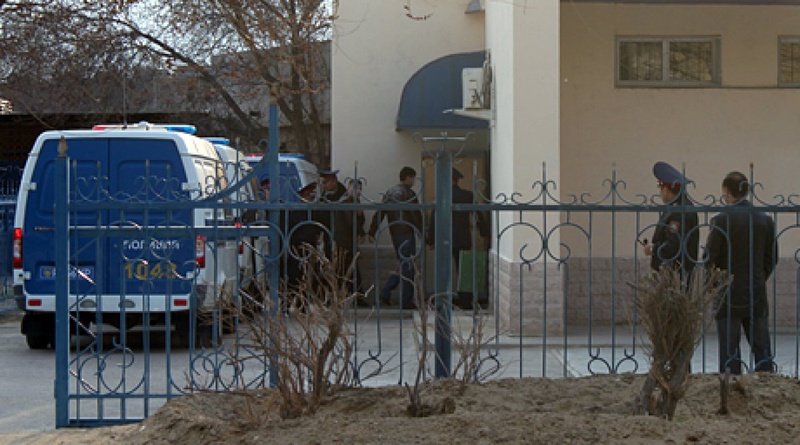 Подсудимых заводят в помещение суда. Фото ©Индира Мырзабаева