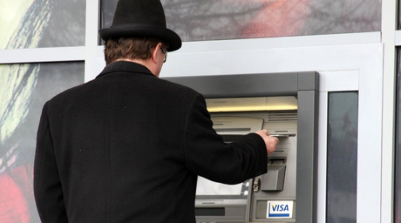 Получение наличных денг через банкомат. Фото ©Ярослав Радловский