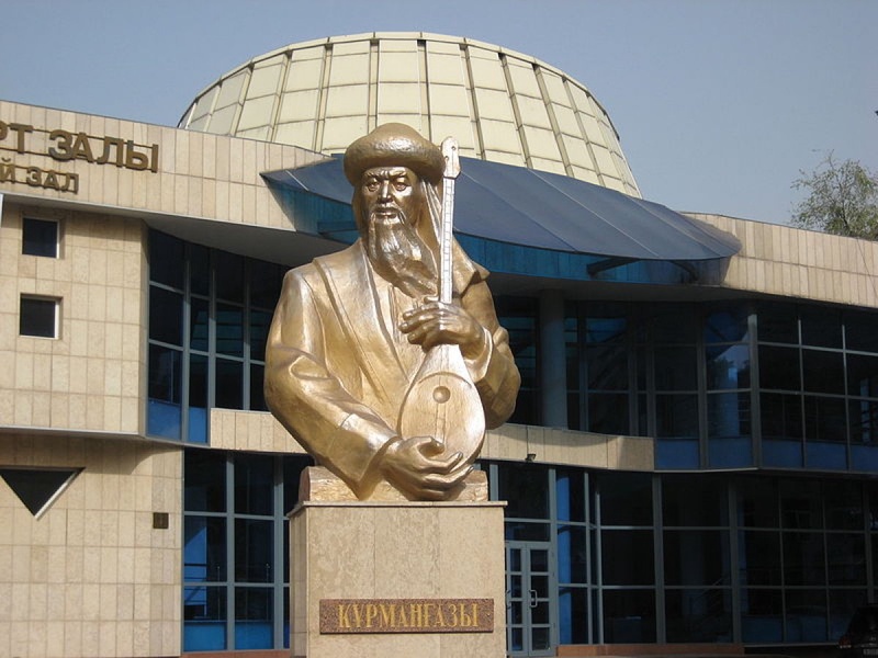 Памятник Курмангазы в Алматы. Фото с Википедии