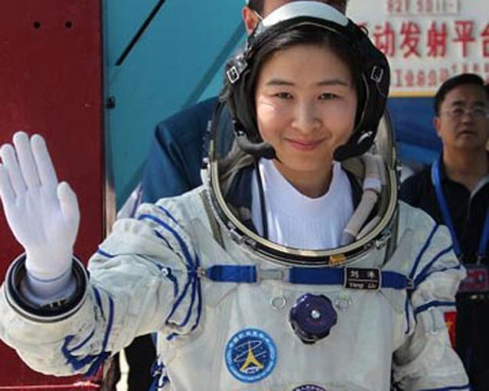 Первая китайская женщина космонавт - Лю Ян. Фото svit24.net