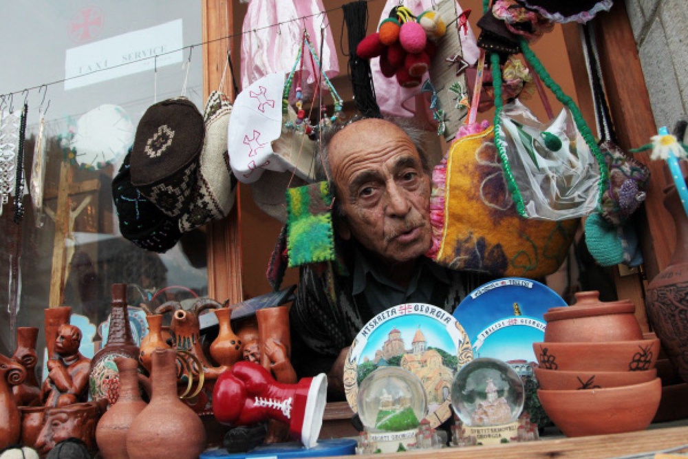 Продавец сувениров на одной из улиц Тбилиси. Фото РИА Новости©
