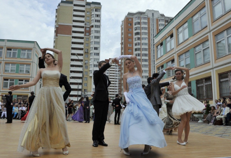 Выпускники танцуют вальс. Фото ©РИА Новости