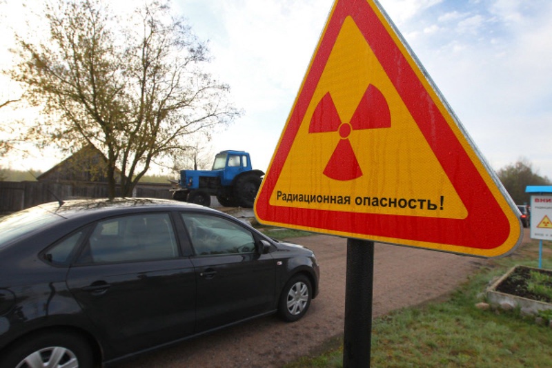 Автомобиль въезжает в зону отчуждения вокруг Чернобыльской АЭС. Фото РИА Новости©