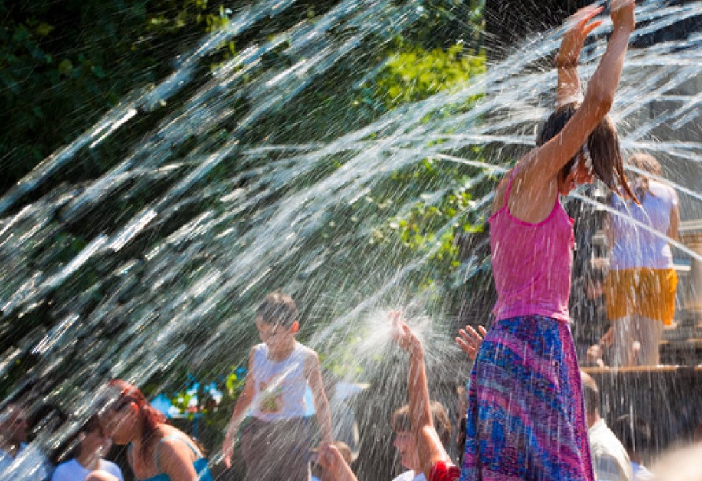 Люди купаются в фонтанах в жаркий летний день. Фото РИА Новости©