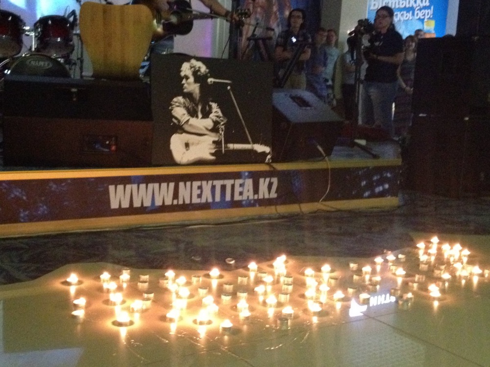 50 свеч в честь юбилея Виктора Цоя зажгли на концерте в Алматы