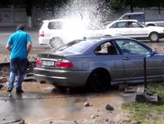 ВИДЕО: В Алматы фонтаном грязи с камнями разбило авто