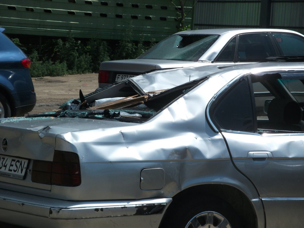 Автомобили, пострадавшие от упавшей кровли. Фото Tengrinews.kz