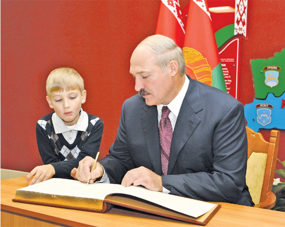 Александр Лукашенко с младшим сыном. Фото с сайта n1.by