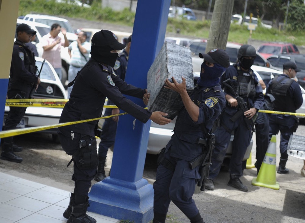 Полицейские Гондураса с конфискованным кокаином в штаб-квартире полиции в Тегусигальпе. Фото ©REUTERS