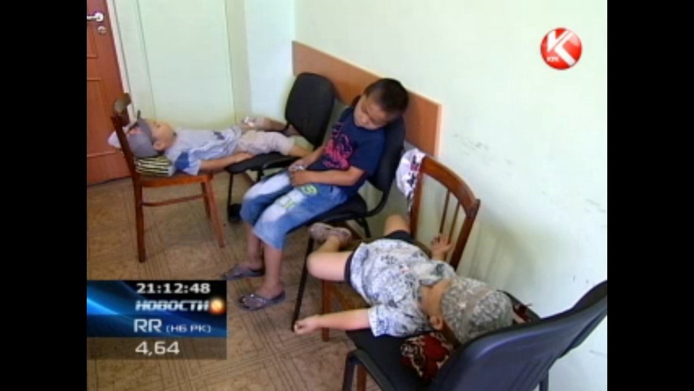 Брошенные малыши спят в служебном кабинете. Кадр телеканала КТК