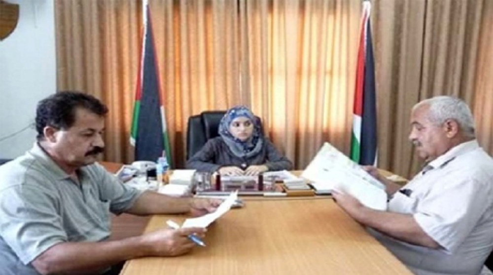 15-летняя Башаир Отман на посту мэра муниципалитета Аллар в Палестине.  Фото с сайта alarabiya.net