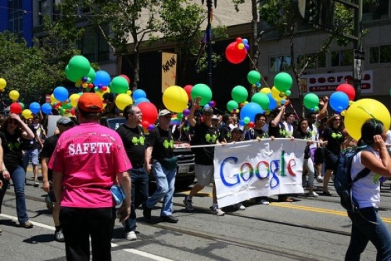 Представители ЛГБТ-сообщества несут плакат с надписью Google. Фото с сайта themarysue.com