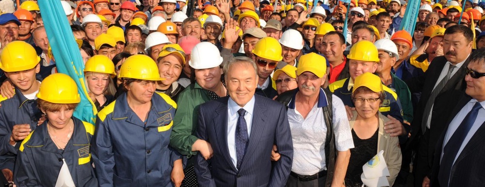 Президент Казахстана и рабочие. Фото пресс-службы Президента©