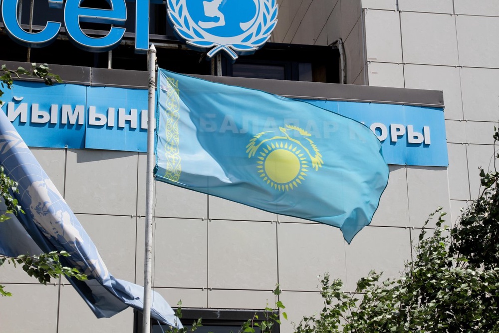 Перевернутый государственный флаг Казахстана у офиса Unicef. Фото Даниал Окасов©