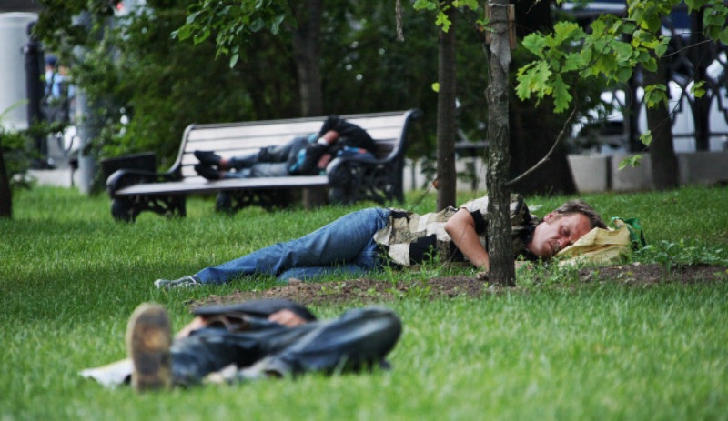 Бомжи отдыхают на лужайке. Фото ©РИА Новости
