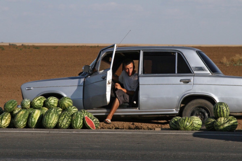 Торговцы на трассе вдоль дороги. Фото ©РИА Новости