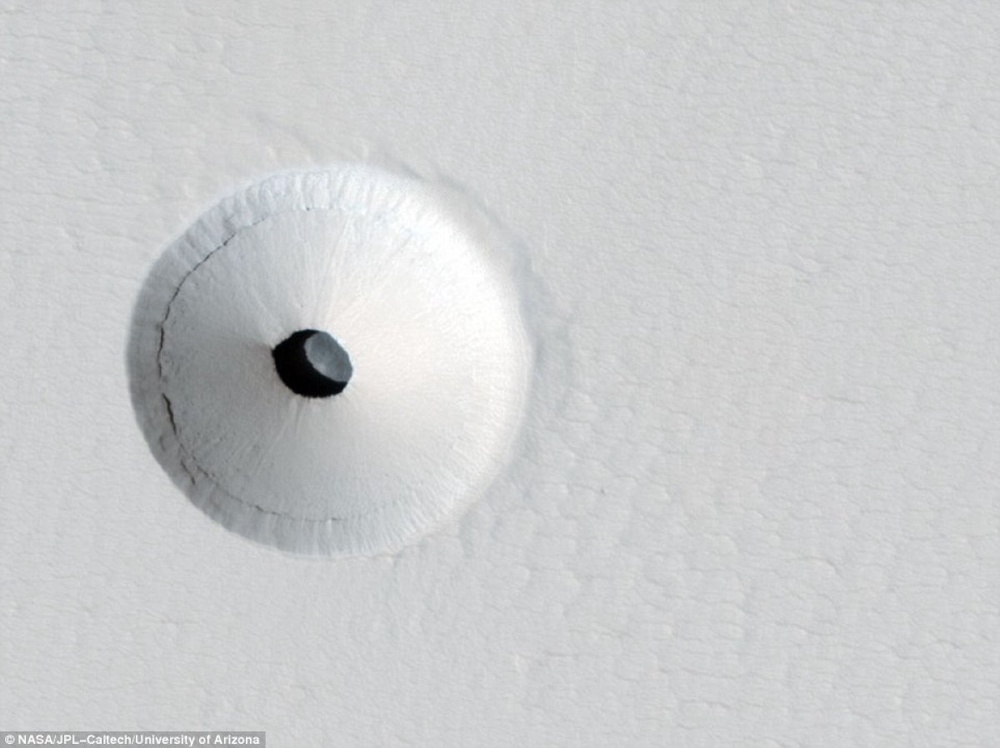 Загадочное отверстие в районе вулкана гора Павлина на Марсе. Снимок сделан межпланетной станцией Mars Reconnaissance Orbiter