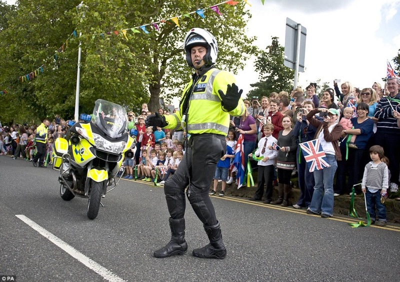 Танцующий полицейский. 
Фото с сайта Daily Mail.