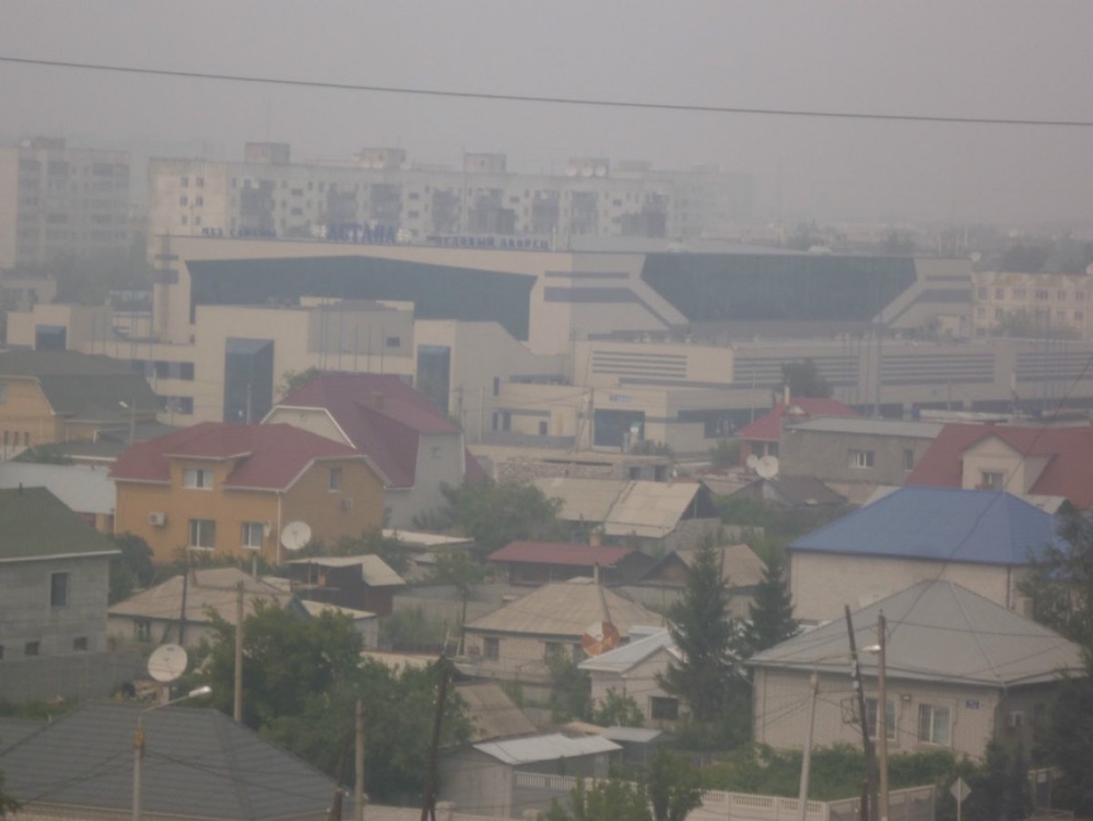 Павлодар окутал смог от лесных пожаров в России. Фото ©Tengrinews