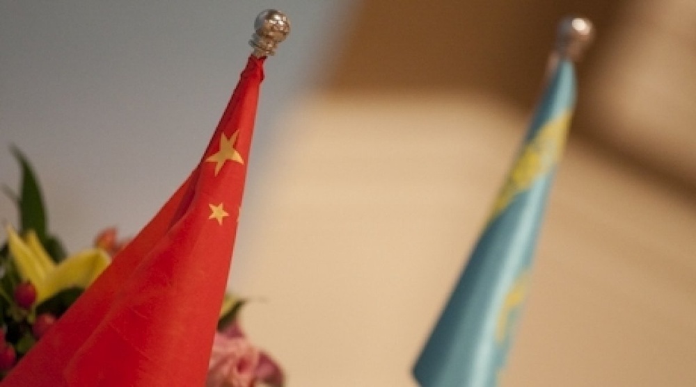  Национальные флаги КНР и Республики Казахстан. Фото Владимир Дмитриев