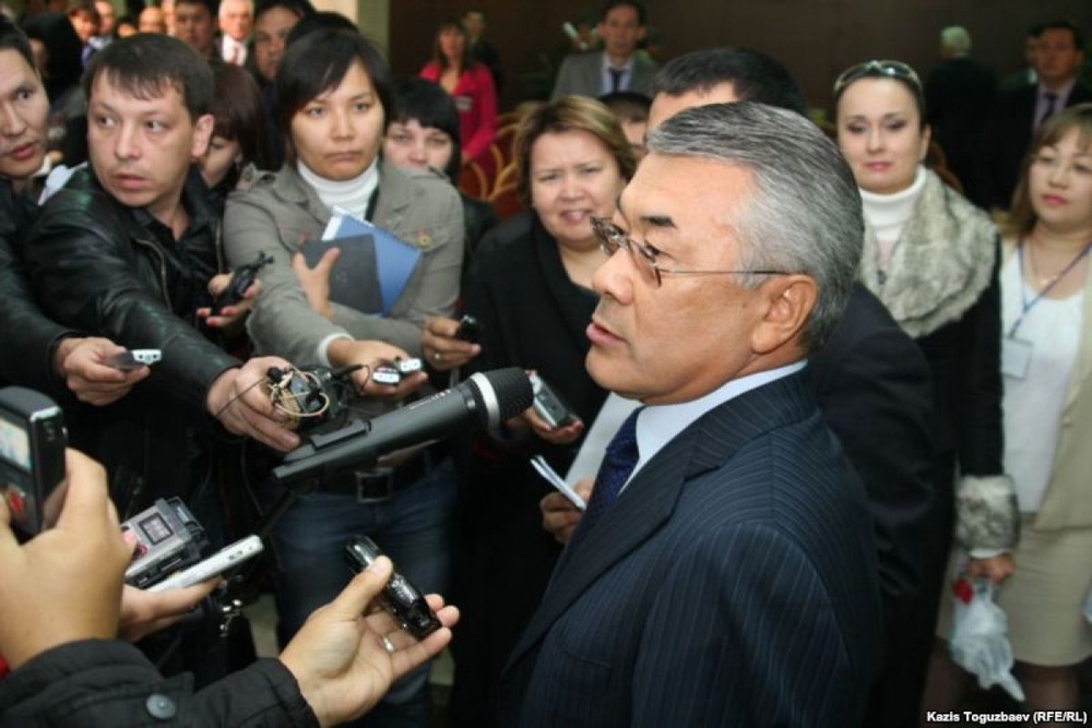 Сарыбай Калмурзаев отвечает на вопросы журналистов. Фото с сайта azattyq.org