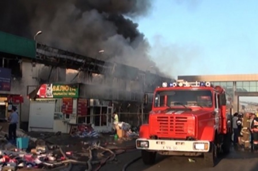 Пожар на рынке "Бекжан". Фото с сайта <a href="http://otyrar-tv.kz" target="_blank">ОТЫРАР.kz</a>