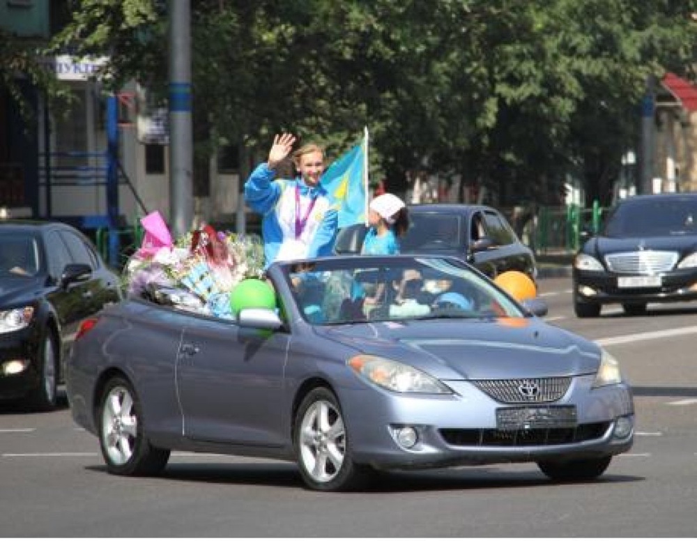 Ольга Рыпакова едет по улицам Усть-Каменогорска на кабриолете. Фото yk-news.kz