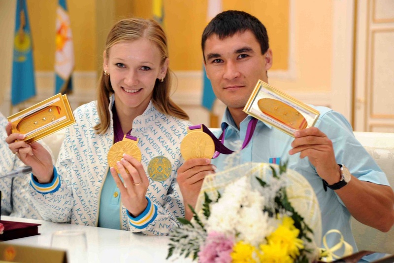 Олимпийские чемпионы Ольга Рыпакова и Серик Сапиев стали капитанами казахстанской армии. Фото Ермека Сарбасова