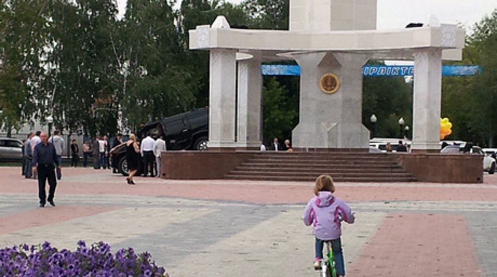 "Хаммер" заехал на стелу Независимости в Петропавловске. Фото очевидца 
