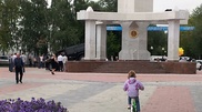 В Петропавловске мужчина заехал на "Хаммере" на стелу Независимости