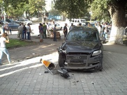 ФОТО: Audi снес светофор и сбил женщину в центре Уральска