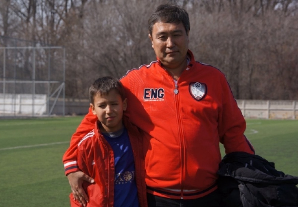 Омар-Вассиль Нуртаев (слева) с отцом. Фото из архива "Локо-Джуниор"