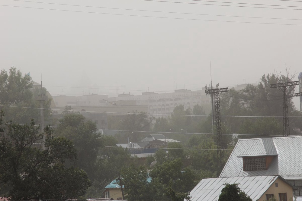Пыльная буря в Алматы. Фото Дмитрий Хегай©