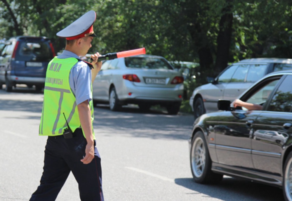 Дорожный полицейский в Алматы. Фото ©Ярослав Радловский