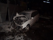 ФОТО: В Алматы Subaru врезался в металлический забор и загорелся