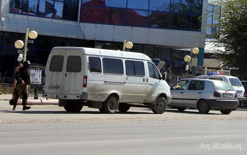 Полицейские у торгового центра "Пассаж Насиха". Фото с сайта <a href='http://www.azh.kz' target='_blank'> azh.kz</a>