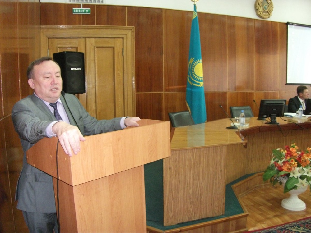 Кайрат Оразбаев на встрече с председателями КСК и сотрудниками коммунальных служб. Фото ©tengrinews.kz