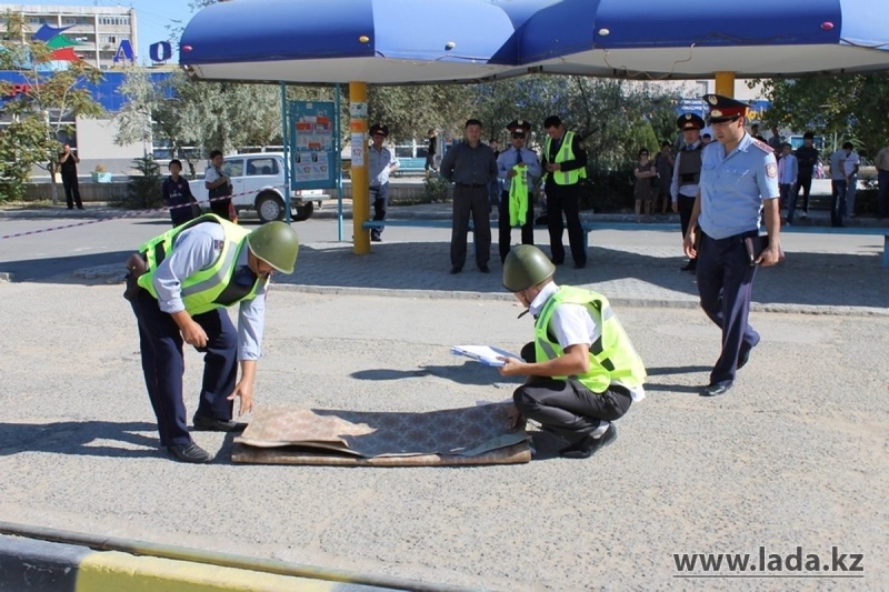 Полицейские искали бомбу около торгового центра в Актау. Фото с сайта lada.kz