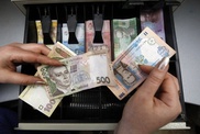 Украинцам запретят оплачивать дорогие покупки наличными