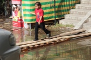 ФОТО: В Алматы из-за прорыва водопровода затопило подвал жилого дома