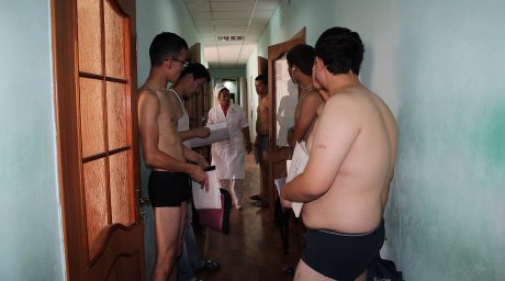 Призывники на обследовании у врача в сборном пункте департамента по делам обороны г.Астана. Фото ©Гульнара Жандагулова