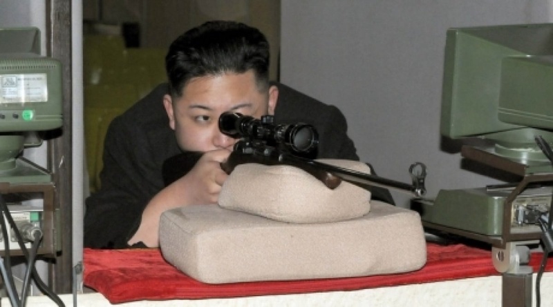 Северокорейский лидер Ким Чен Ын тестирует винтовку. Фото ©REUTERS